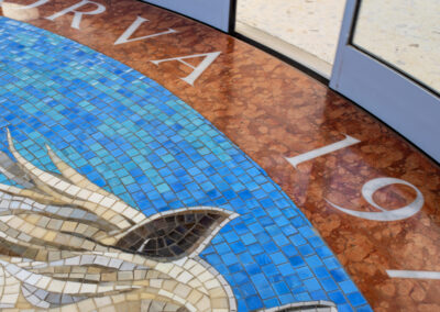 Salandin-Marmi-decorazione-reception-con-scritta