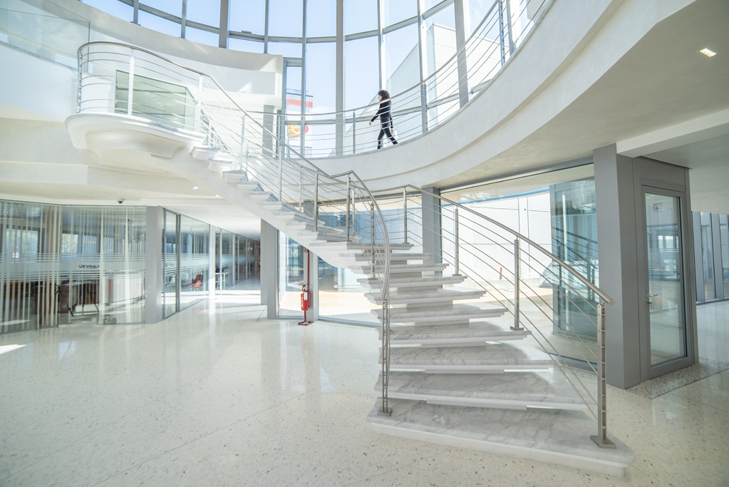 Scala in marmo realizzata da Salandin Marmi per Orva SpA