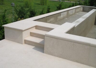 Piscina-marmo-in-lavorazione Salandin Marmi