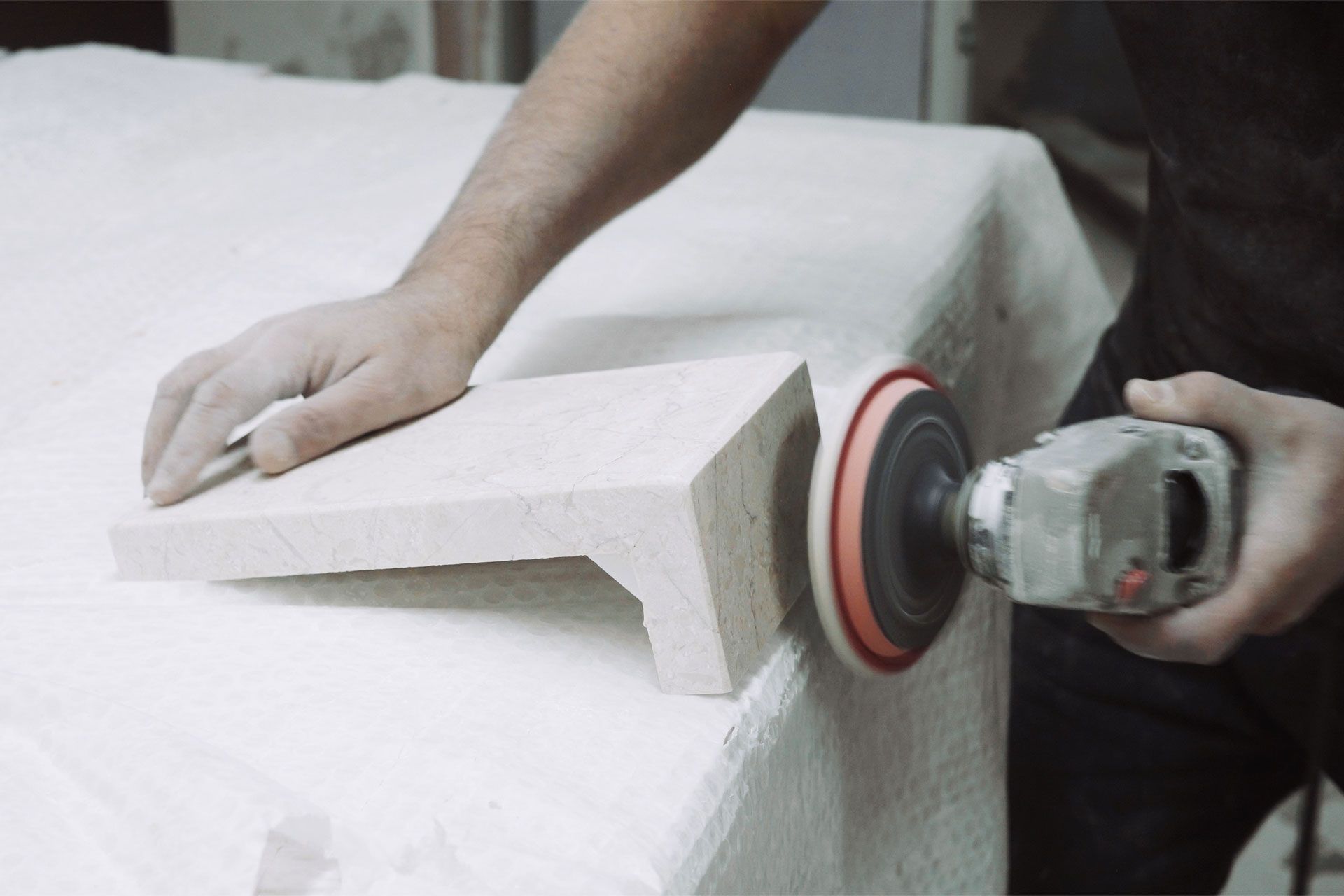 Lastre lavorazione marmo stoccate all'aperto